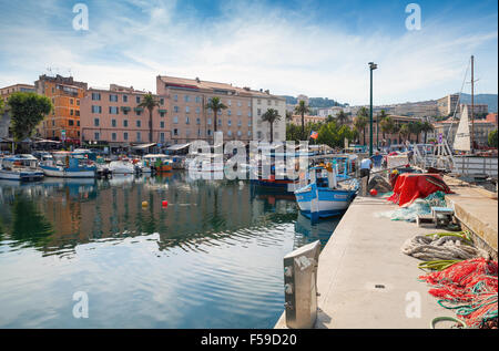 Ajaccio, Frankreichs - 29. Juni 2015: Hafen Ajaccio, Corsica. Kleine Fischerboote und Netze trocknen Stockfoto