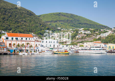 Ischia, Italien - 14. August 2015: Coastal Sommerlandschaft, Hafen von Ischia Insel. Mittelmeer, Golf von Neapel, Italien Stockfoto