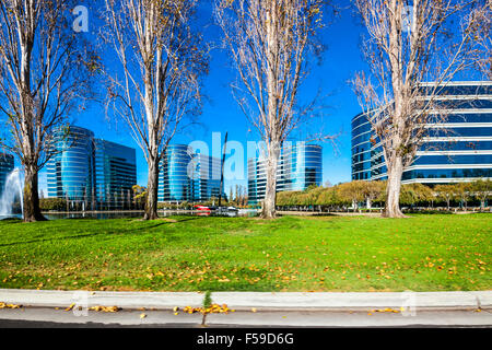 Oracle-Hauptsitz in Redwood City, Kalifornien mit ihrer Americas Cup Yacht vor der Tür installiert zu gewinnen Stockfoto