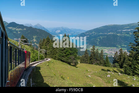 Alpenpanorama und Zug die szenische Zahnradbahn auf die Schynige Platte. Interlaken Gebiet, Berner Oberland, Schweiz. Stockfoto