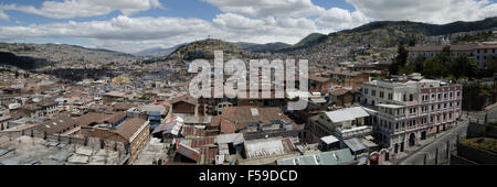 Panorama der Altstadt von Quito aus der Basilika del Voto Nacional Stockfoto