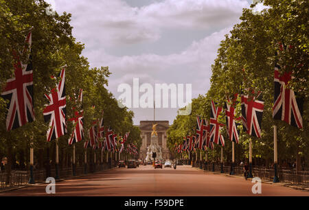 Buckingham Palace, Heimat von Queen Elizabeth II, ist am Ende von The Mall in London, England, 2015 gesehen. (Adrien Veczan) Stockfoto