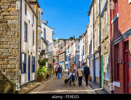 Der High Street in der traditionellen Fischerei Dorf von Staithes, North York Moors National Park, North Yorkshire, England, UK Stockfoto