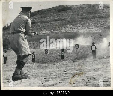 1962 - türkische Polizei in Zypern bereiten Schwierigkeiten zu bekämpfen. Training mit Sub Maschinengewehre: Bekämpfung von Terrorismus und Ausschreitungen, eine mobile auffallende Kraft der türkischen Polizisten wurden eingestellt und sind unter Training in der Nähe von Nikosia gehen. Neben der ungewöhnliche Schlagstöcke und Schilde in Unruhen verwendet sie zu handhaben Sterling Maschinenpistolen in der Lage, 60 Schuss eine Minute auf das Gewehr in der Nähe ihres Lagers reicht gelehrt und werden von der britischen Polizei angewiesen sein. Foto zeigt feuern aus der Hüfte, ein Rekrut den Staub wirft, wie die Kugeln während des Trainings der türkischen Po gesehen Streik Stockfoto