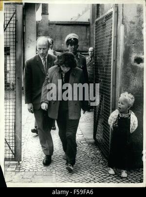 1979 - Voice DDR entkommt aber verliert eine ostdeutsche Frau, im Alter von etwa 20, heute nach West-Berlin trotz kommunistischen Geschützfeuer unverletzt entkommen. Sie bekam durch Stacheldraht in Gegend an der Grenze des Bezirks Spandau im britischen Sektor. Kommunistischen Grenzpolizei beschossen sie mit Maschinenpistolen aber verpasst. Keystone-Mann vor Ort, sagte sie am Vorabend an der Wand geschlafen hatte, um den Wachen den Eindruck zu erwecken, dass sie mittellos war. Der Schock über das Maschinengewehrfeuer veranlaßte sie, ihre Stimme zu verlieren. Foto zeigt: Das Mädchen aus der West-Berliner Polizei Station geführt. (Kredit Imag Stockfoto