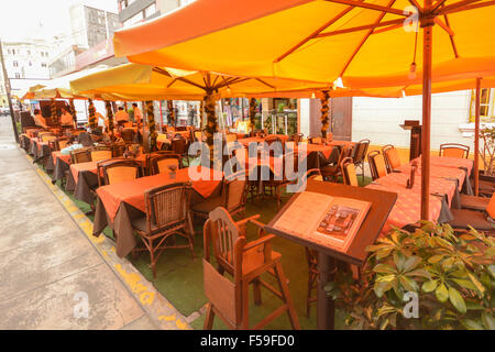 Straße Sitzgelegenheiten im Restaurant im Miraflores Teil zentralem Lima in Peru Stockfoto