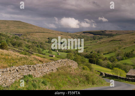 Dentdale Vista von Lea Yeat Braue, Cumbria, England, UK - malerische Panorama der hügeligen Hochland & grüne Weide Tiefland, nachbarschaftlich Gill & Dent Head Viadukte. Stockfoto