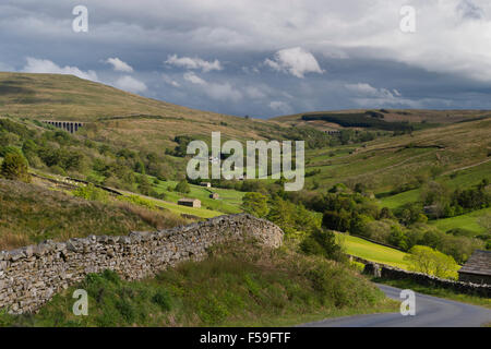 Dentdale Vista von Lea Yeat Braue, Cumbria, England, UK - malerische Panorama der hügeligen Hochland & grüne Weide Tiefland, nachbarschaftlich Gill & Dent Head Viadukte. Stockfoto