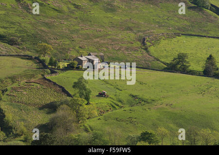 Sonnigen Blick auf den Fjälls in das Tal des Dentdale, Cumbria, England, UK - abgelegenen Farm & Traktor arbeitet auf einem Gebiet am steilen Hang. Stockfoto