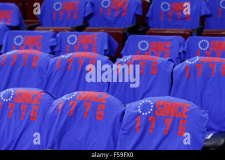 Philadelphia, Pennsylvania, USA. 30. Oktober 2015. T-Shirts mit '' seit 1776'' decken die Sitze für die Fans vor dem NBA-Spiel zwischen den Utah Jazz und die Philadelphia 76ers im Wells Fargo Center in Philadelphia, Pennsylvania. Christopher Szagola/CSM/Alamy Live-Nachrichten Stockfoto