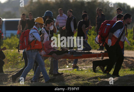 Gaza. 30. Oktober 2015. Palästinensische Sanitäter evakuieren verwundete Demonstranten bei Zusammenstößen in der Nähe der Grenze zwischen Israel und Zentrum des Gazastreifens, 30. Oktober 2015. Wurden drei Palästinenser getötet und mehr als 75 andere verwundet an einem Tag des Abfackeln Spannungen und Auseinandersetzungen mit israelischen Sicherheitskräften in den palästinensischen Gebieten, sagte Gesundheit Ministerialbeamte am Freitag. Bildnachweis: Yasser Qudih/Xinhua/Alamy Live-Nachrichten Stockfoto