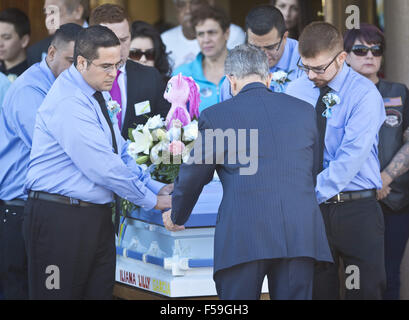 Albuquerque, New Mexico, USA. 27. Oktober 2015. Sargträger durchführen der Sarg des vier-jährige Lilly Garcia nach ihrer Beerdigung bei Geburt der seligen Jungfrau Maria Kirche, Dienstag. Lilly wurde erschossen und auf der Autobahn infolge der Wut im Straßenverkehr getötet. © Albuquerque Journal/ZUMA Draht/Alamy Live-Nachrichten Stockfoto