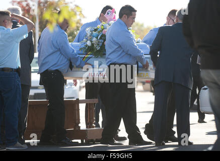 Albuquerque, New Mexico, USA. 27. Oktober 2015. Sargträger durchführen der Sarg des vier-jährige Lilly Garcia nach ihrer Beerdigung bei Geburt der seligen Jungfrau Maria Kirche, Dienstag. Lilly wurde erschossen und auf der Autobahn infolge der Wut im Straßenverkehr getötet. © Albuquerque Journal/ZUMA Draht/Alamy Live-Nachrichten Stockfoto