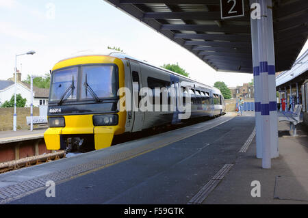 Einem oberirdischen Süd Zug warten auf die eine Plattform an der Greenwich Station in London. Stockfoto