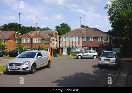 Fahrzeuge und Häuser in einer Wohnsiedlung in West Sussex Dorf von Sitzkissen. Stockfoto