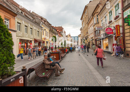 Brasov, Rumänien-Juli 03, 2015: Die renovierte Marktplatz. Herde von Touristen zu Fuß auf dem Hauptplatz der Stadt Stockfoto