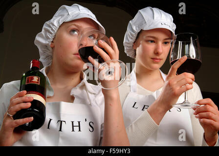 Zwei Sixth Form Mädchen an Westonbirt School, Gloucestershire, uk, auf einem leiths Akademie Kurs mit Weinverkostung am unabhängigen Schule. Stockfoto