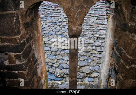 Sant Climent de Taüll. Im Inneren der Glockenturm. Blick vom Turm auf dem Dach Stockfoto