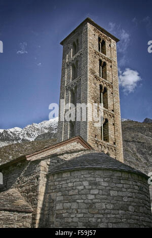 Turm und Apsis der Kirche von Santa Eulalia de Erill-la-Vall, im Tal Boi Lleida Provinz, Katalonien, Spanien Stockfoto