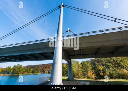 Brücke über den Rhein-Main-Donau-Kanal, Untereggersberg, Donau, Fluss, Wasser, blauer Himmel, Sonne, große gigantische, Bauinvestitionen Stockfoto