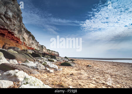 Alten Felsen am Hunstatnton Strand mit cremigen Wolken am Himmel Stockfoto