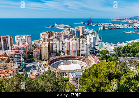 Spanien, Andalusien, Provinz Malaga, Malaga Stadt, Blick auf den Hafen und die Plaza de Toro, La Malagueta, Stierkampfarena in Malaga Stockfoto