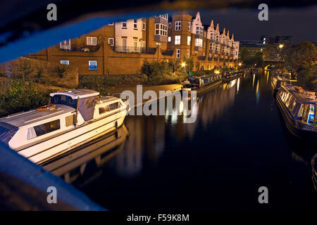 Alte Linie Kanalboote bei Nacht-Blick von der Brücke Stockfoto