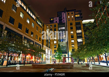 Brindley Ort Gebäude in der Nähe von Central Square anzeigen mit RBS und Piccolinio Restaurant in der Nacht Stockfoto