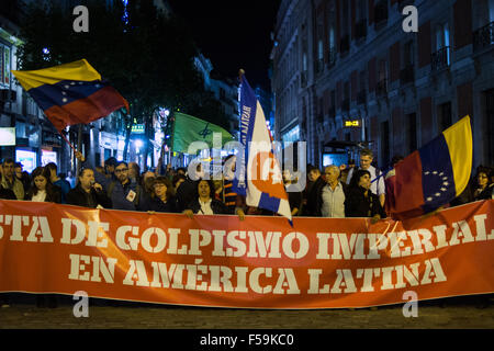 Madrid, Spanien. 30. Oktober 2015. Peoplebring Banner und Fahnen während einer Demonstration in Madrid gegen den Imperialismus in Latin America Credit: Marcos del Mazo/Pacific Press/Alamy Live News Stockfoto