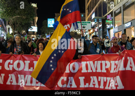 Madrid, Spanien. 30. Oktober 2015. Menschen bringen Banner und Fahnen während einer Demonstration in Madrid gegen den Imperialismus in Lateinamerika. Bildnachweis: Marcos del Mazo/Pacific Press/Alamy Live-Nachrichten Stockfoto