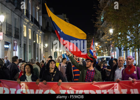 Madrid, Spanien. 30. Oktober 2015. Menschen bringen Banner und Fahnen während einer Demonstration in Madrid gegen den Imperialismus in Lateinamerika. Bildnachweis: Marcos del Mazo/Pacific Press/Alamy Live-Nachrichten Stockfoto