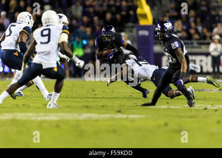 Fort Worth, Texas, USA. 29. Oktober 2015. Wide Receiver Jaelan Austin (15) von der TCU Horned Frogs führt zur Vermeidung des Tackle-Versuchs von Linebacker Sean Walters (13) von der West Virginia Mountaineers während der NCAA Football-Spiel zwischen der West Virginia Mountaineers und TCU Horned Frogs Amon Carter-Stadion in Fort Worth, Texas. JP Weber/Cal Sport Media/Alamy Live-Nachrichten Stockfoto