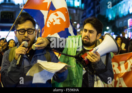 Madrid, Spanien. 30. Oktober 2015. Ein Aktivist spricht das Publikum während einer Demonstration in Madrid gegen den Imperialismus in Lateinamerika. Bildnachweis: Marcos del Mazo/Pacific Press/Alamy Live-Nachrichten Stockfoto