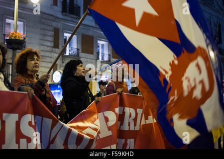 Madrid, Spanien. 30. Oktober 2015. Menschen Welle Fahnen während einer Demonstration in Madrid gegen den Imperialismus in Lateinamerika. Bildnachweis: Marcos del Mazo/Pacific Press/Alamy Live-Nachrichten Stockfoto