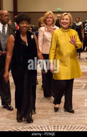 Charleston, SC, USA. 30. Oktober 2015. Der ehemalige Staatssekretär und demokratischen Präsidentschaftskandidaten Hillary Rodham Clinton kommt mit Charleston NAACP Präsident Dot Scott für die 98. NAACP Freiheit Fonds Bankett 30. Oktober 2015 in Charleston, SC. Stockfoto