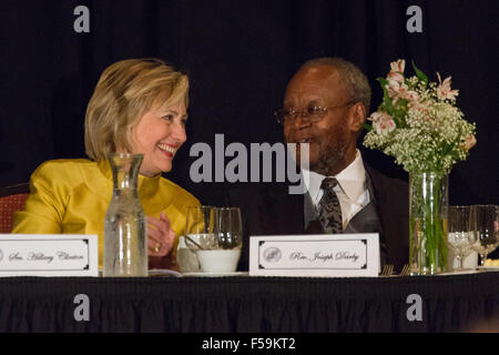 Charleston, SC, USA. 30. Oktober 2015. Der ehemalige Staatssekretär und demokratischen Präsidentschaftskandidaten Hillary Rodham Clinton plaudert mit Reverend Joseph Darby während der 98. NAACP Freiheit Fonds Bankett 30. Oktober 2015 in Charleston, SC. Stockfoto