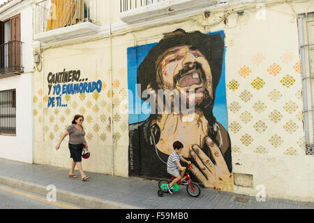 Straßenszene mit Wandmalerei der Flamenco-Sänger in Malaga, Andalusien, Spanien. Stockfoto