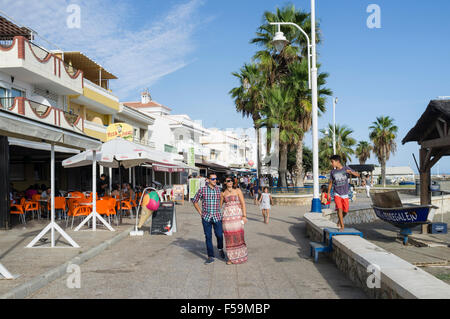 Paar an der Promenade in Pedregalejo, Malaga, Andalusien, Spanien. Stockfoto