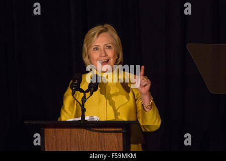 Charleston, SC, USA. 30. Oktober 2015. Der ehemalige Staatssekretär und demokratischen Präsidentschaftskandidaten Hillary Rodham Clinton befasst sich mit dem 98. NAACP Freiheit Fonds Bankett 30. Oktober 2015 in Charleston, SC. Stockfoto