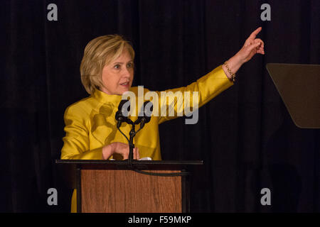 Charleston, SC, USA. 30. Oktober 2015. Der ehemalige Staatssekretär und demokratischen Präsidentschaftskandidaten Hillary Rodham Clinton befasst sich mit dem 98. NAACP Freiheit Fonds Bankett 30. Oktober 2015 in Charleston, SC. Stockfoto