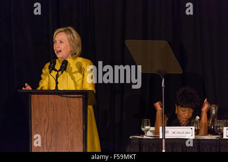 Charleston, SC, USA. 30. Oktober 2015. Der ehemalige Staatssekretär und demokratischen Präsidentschaftskandidaten Hillary Rodham Clinton befasst sich mit der 98. NAACP Freiheit Fonds Bankett als Präsident des Charleston Kapitels Dot Scott 30. Oktober 2015 in Charleston, SC. reagiert Stockfoto