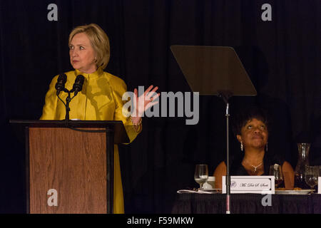 Charleston, SC, USA. 30. Oktober 2015. Der ehemalige Staatssekretär und demokratischen Präsidentschaftskandidaten Hillary Rodham Clinton befasst sich mit der 98. NAACP Freiheit Fonds Bankett als Präsident des Charleston Kapitels Dot Scott 30. Oktober 2015 in Charleston, SC. reagiert Stockfoto