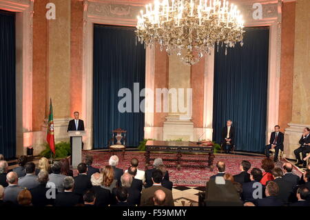 Lissabon. 30. Oktober 2015. Portugiesische Staatspräsident Anibal Cavaco Silva spricht bei einer Vereidigung im Ajuda Palace in Lissabon am 30. Oktober 2015. Pedro Passos Coelho wurde als Ministerpräsident Portugals von Mitte-Rechts-Koalition Minderheitsregierung von Staatspräsident Anibal Cavaco Silva in einer Zeremonie im Ajuda Palace in Lissabon am Freitag vereidigt. Bildnachweis: Zhang Liyun/Xinhua/Alamy Live-Nachrichten Stockfoto