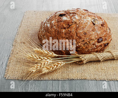 Laib saure Kirsche und Nuss Roggenbrot auf hölzernen Hintergrund Stockfoto