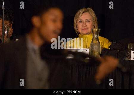 Charleston, SC, USA. 30. Oktober 2015. Der ehemalige Staatssekretär und demokratischen Präsidentschaftskandidaten Hillary Rodham Clinton lauscht Geiger Daniel Davis auf dem 98. NAACP Freiheit Fonds Bankett 30. Oktober 2015 in Charleston, SC. Stockfoto