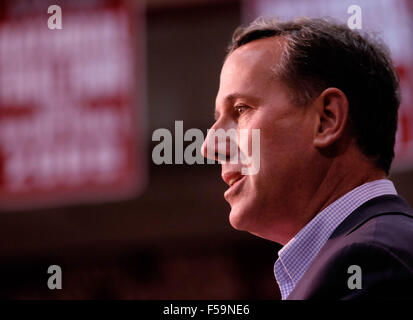 Orange City, Iowa, USA. 30. Oktober 2015. Republikanische Präsidentschaftskandidat RICK SANTORUM spricht bei einer sechs-County-Northwest Iowa GOP-Kundgebung am Northwestern College Bultman Center, wie er in Orange City, Iowa Freitag, 30. Oktober 2015 Kampagnen. Bildnachweis: Jerry Mennenga/ZUMA Draht/Alamy Live-Nachrichten Stockfoto