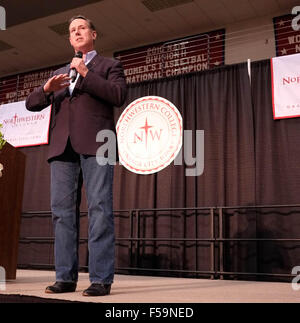 Orange City, Iowa, USA. 30. Oktober 2015. Republikanische Präsidentschaftskandidat RICK SANTORUM spricht bei einer sechs-County-Northwest Iowa GOP-Kundgebung am Northwestern College Bultman Center, wie er in Orange City, Iowa Freitag, 30. Oktober 2015 Kampagnen. Bildnachweis: Jerry Mennenga/ZUMA Draht/Alamy Live-Nachrichten Stockfoto