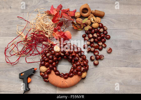 Handfertigung von Weihnachtskränze mit Schweißzange (flachen DOF). Stockfoto