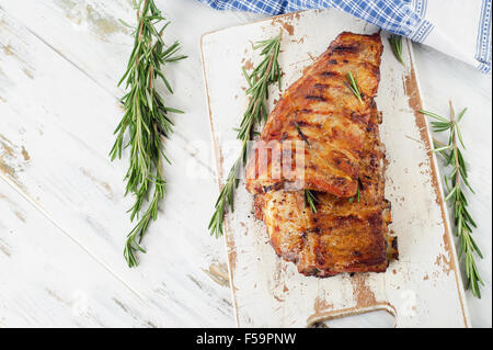 Gegrillte Schweinerippchen auf ein Holzbrett. Ansicht von oben Stockfoto