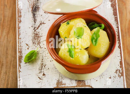 Gekochte Kartoffeln in Schale. Ansicht von oben Stockfoto